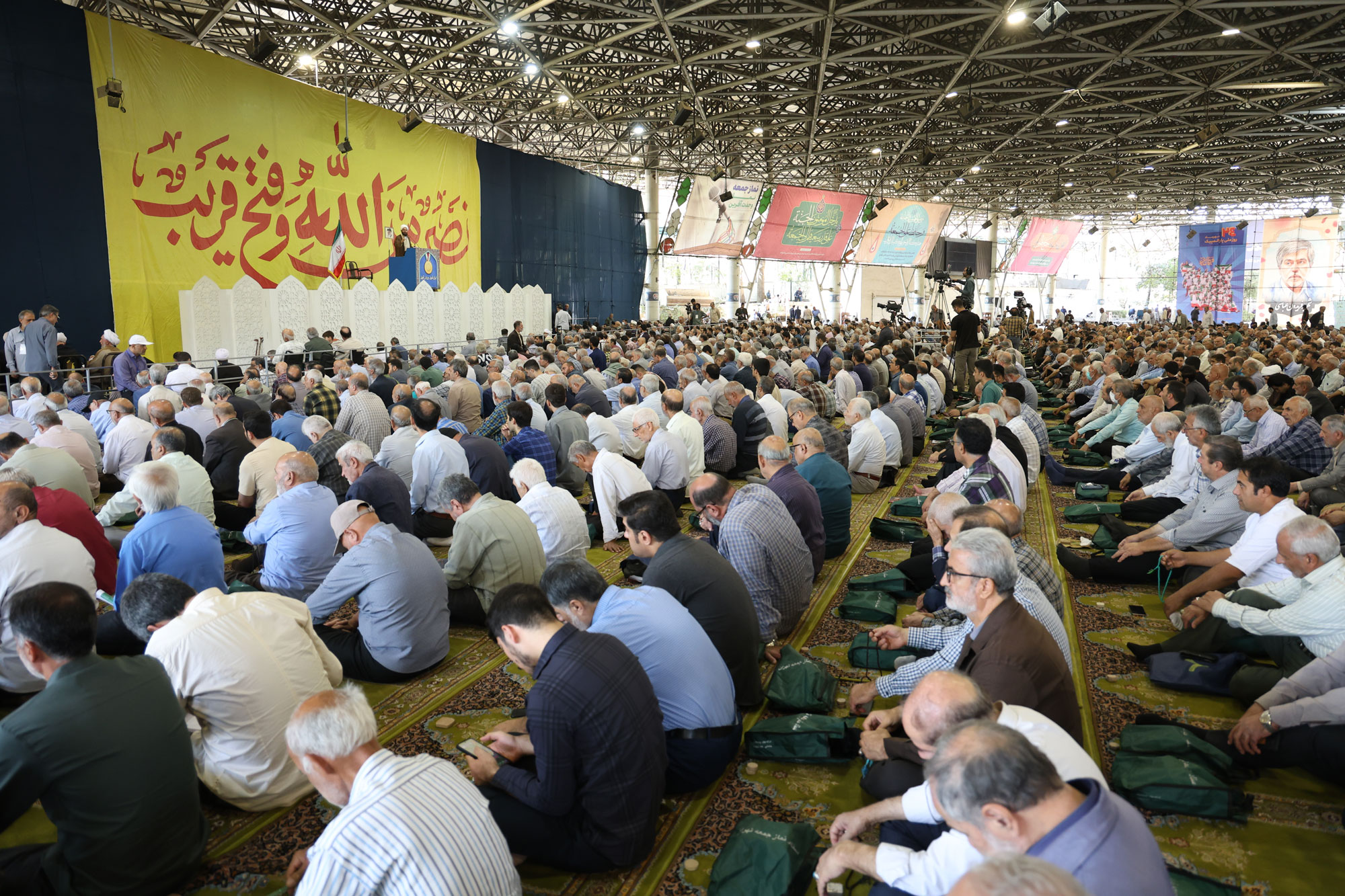 حضور مسئولین و قهرمانان پارا در نماز جمعه 16