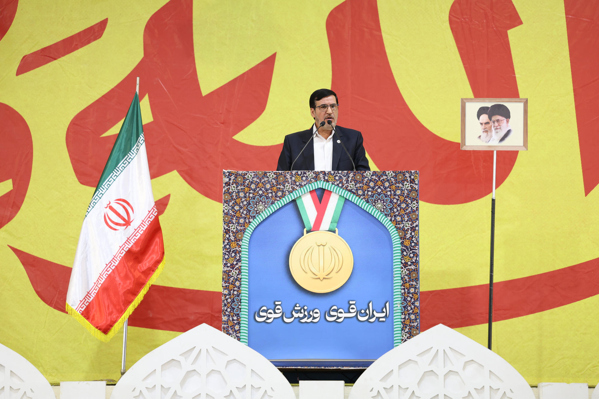 حضور مسئولین و قهرمانان پارا در نماز جمعه 11