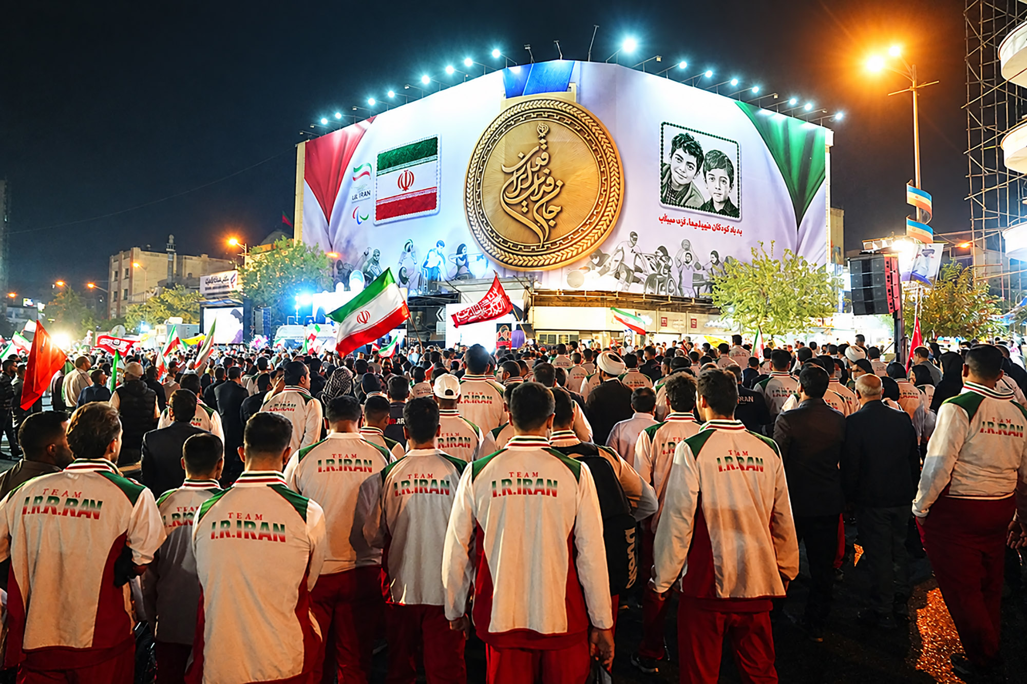 «جان‌فدایان ایران قوی» بر دیوارنگاره میدان انقلاب نقش بست