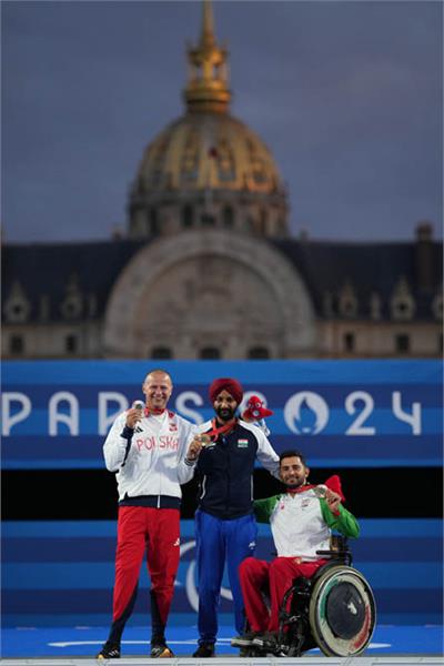 Paris Mem Recurve Ameri & Rahimi 17