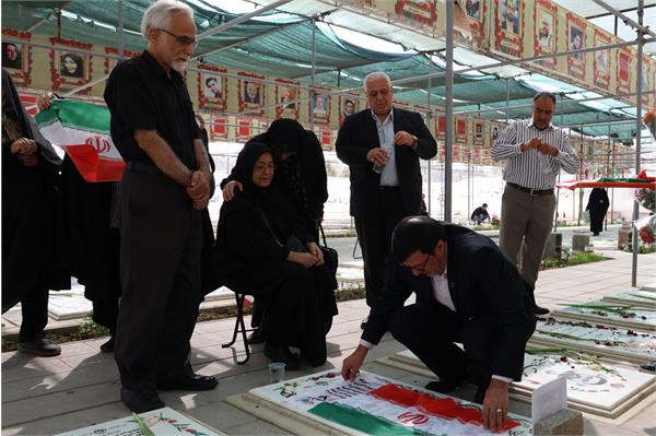 عطر افشانی مزار شهدا 21