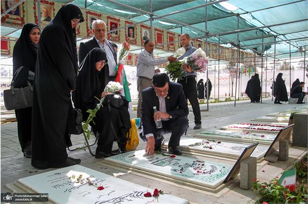 عطر افشانی مزار شهدا 23