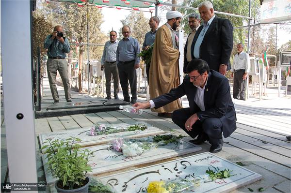 عطر افشانی مزار شهدا 4