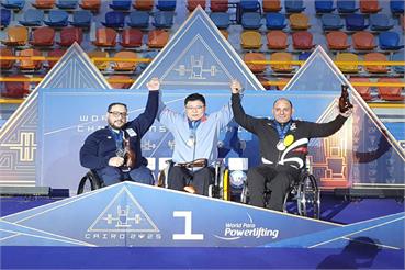 مدال نقره جهان به روح اله رستمی رسید