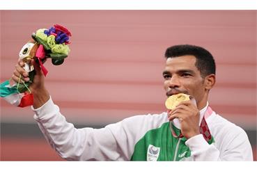 افروز: مدالم را به رهبرم، مردم ایران و خانواده‌ام تقدیم می‌کنم/ رکورد پارالمپیک ...