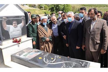 حضور وزیر ورزش و جوانان بر سر مزار مرحوم سیامند رحمان