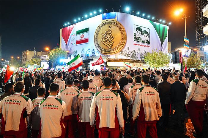 «جان‌فدایان ایران قوی» بر دیوارنگاره میدان انقلاب نقش بست