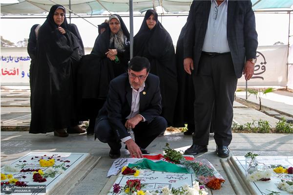 عطر افشانی مزار شهدا 7