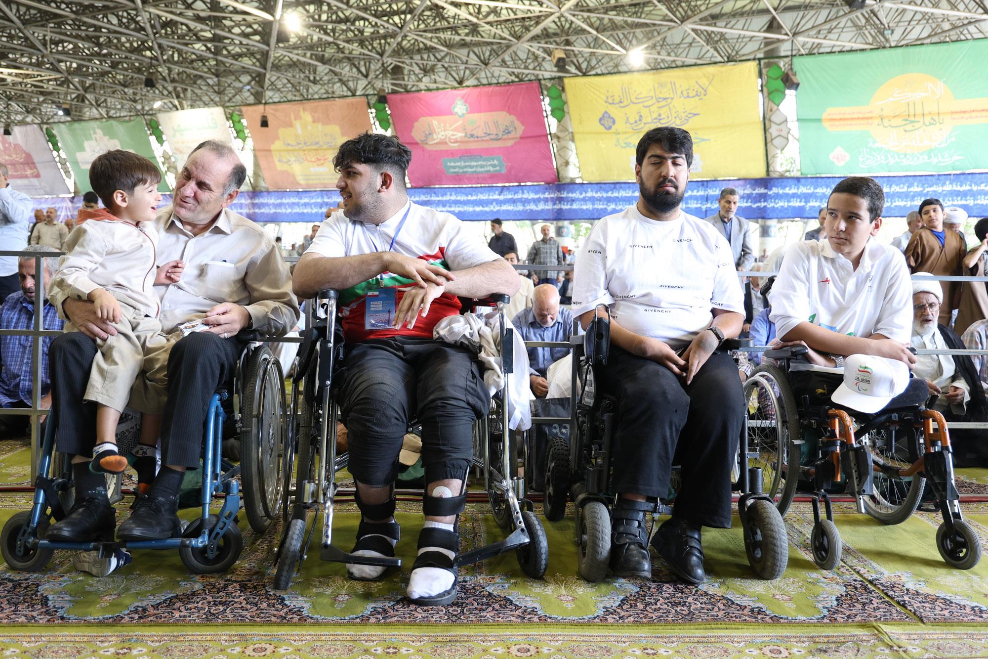 حضور مسئولین و قهرمانان پارا در نماز جمعه 20