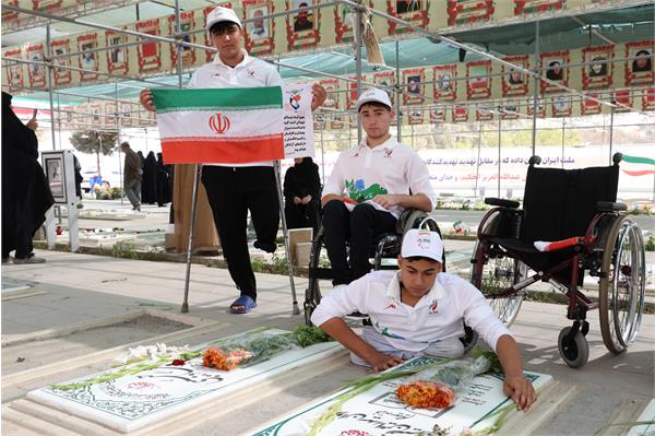 عطر افشانی مزار شهدا 19