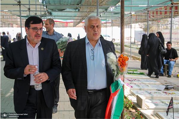 عطر افشانی مزار شهدا 12