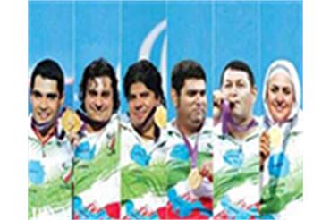 وقتى مسئولان و پیشکسوتان فوتبال به احترام مدال آوران پارالمپیک مى ایستند