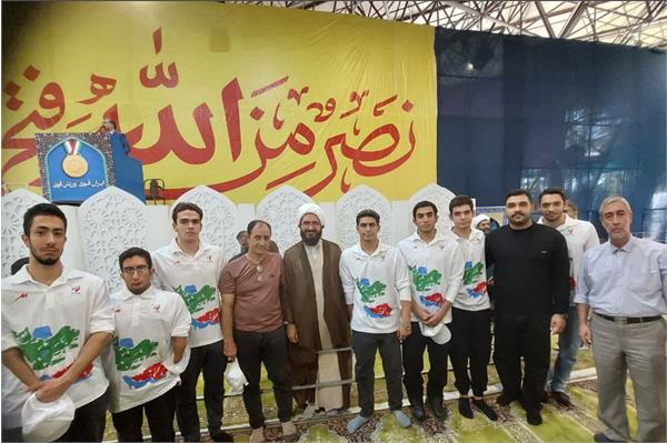 حضور مسئولین و قهرمانان پارا در نماز جمعه 1