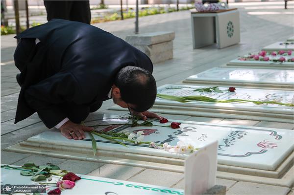 عطر افشانی مزار شهدا 14