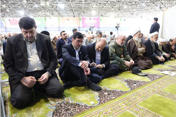 حضور مسئولین و قهرمانان پارا در نماز جمعه 15