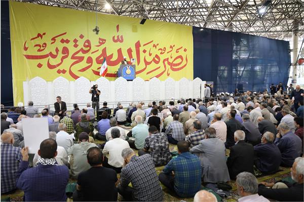 حضور مسئولین و قهرمانان پارا در نماز جمعه 18