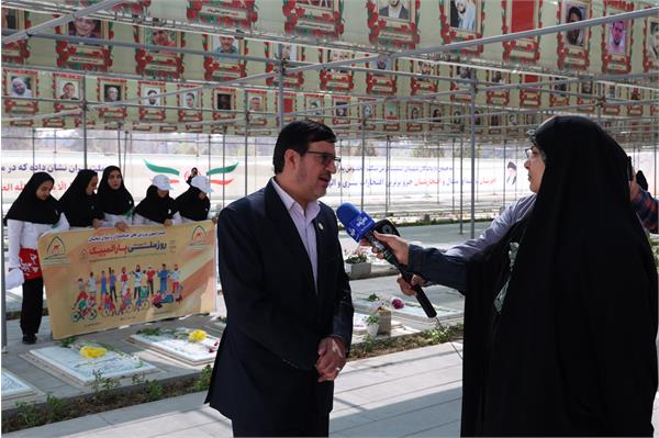 عطر افشانی مزار شهدا 16