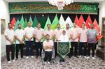 پرچم جمهوری اسلامی ایران و پرچم حرم مطهر رضوی به سرپرست معنوی کاروان ایران اهدا شد