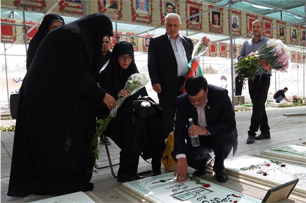 عطر افشانی مزار شهدا 20