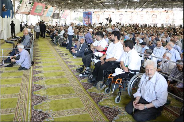 حضور مسئولین و قهرمانان پارا در نماز جمعه 19