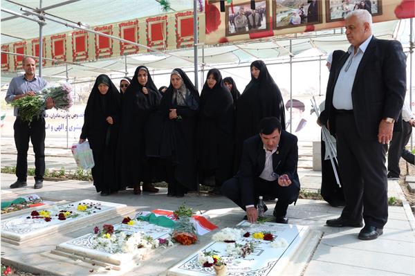 عطر افشانی مزار شهدا 18