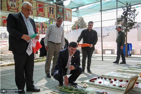 عطر افشانی مزار شهدا 6