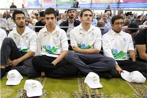 حضور مسئولین و قهرمانان پارا در نماز جمعه 6