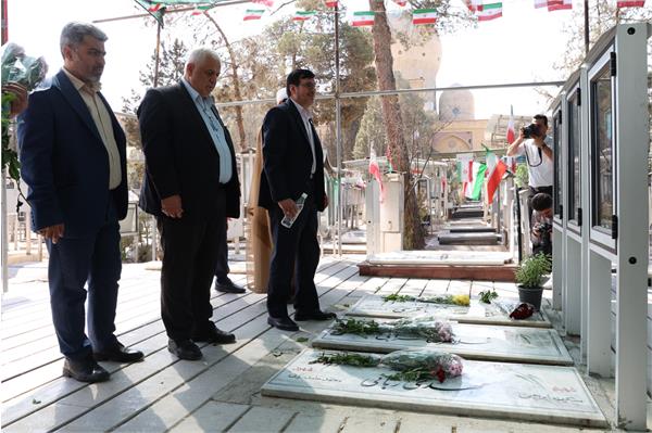 عطر افشانی مزار شهدا 17