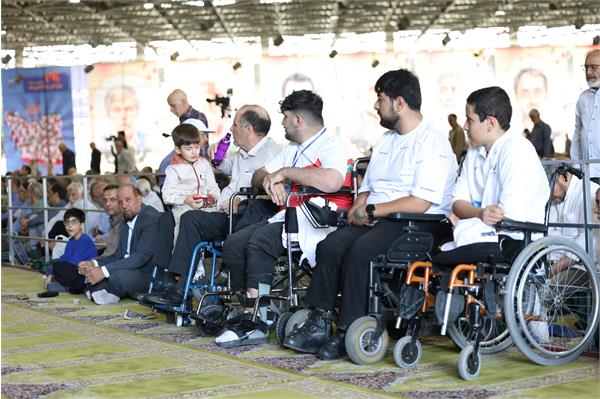حضور مسئولین و قهرمانان پارا در نماز جمعه 4