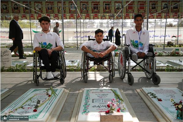 عطر افشانی مزار شهدا 3