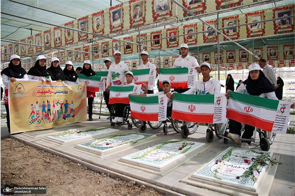 عطر افشانی مزار شهدا 10