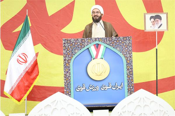 حضور مسئولین و قهرمانان پارا در نماز جمعه 17