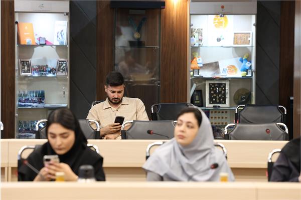 نشست خبری  42