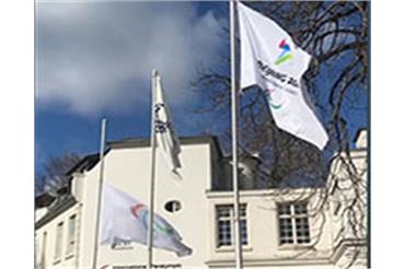 پرچم کمیته بین المللی پارالمپیک به احترام سیامند رحمان به حالت نیمه افراشته درآم...