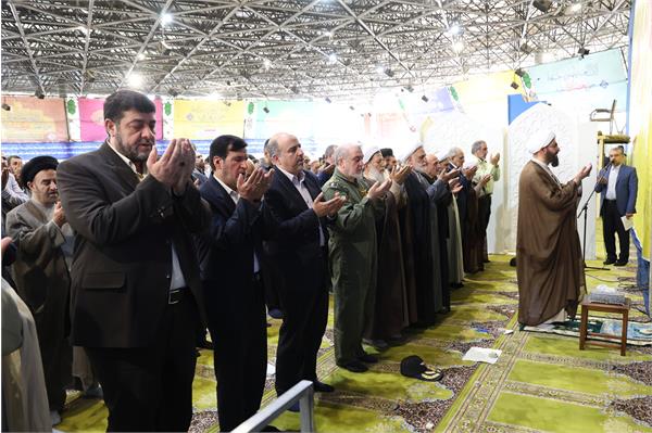 حضور مسئولین و قهرمانان پارا در نماز جمعه 13